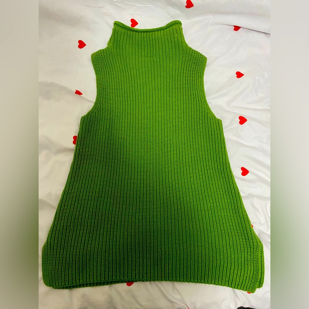 Ann Taylor green sleeveless woollen top